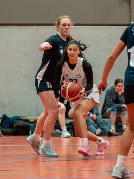 WNBL-Duell: Lana Förster gegen Carlotta Benner - Foto: Sören Pröpper / shuttrz.com