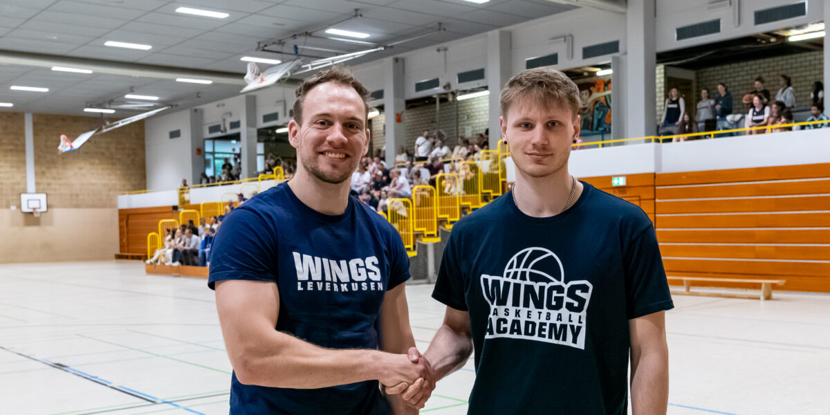 Kontinuität an der Seitenlinie: WINGS Leverkusen verlängern mit Patrick Reusch
