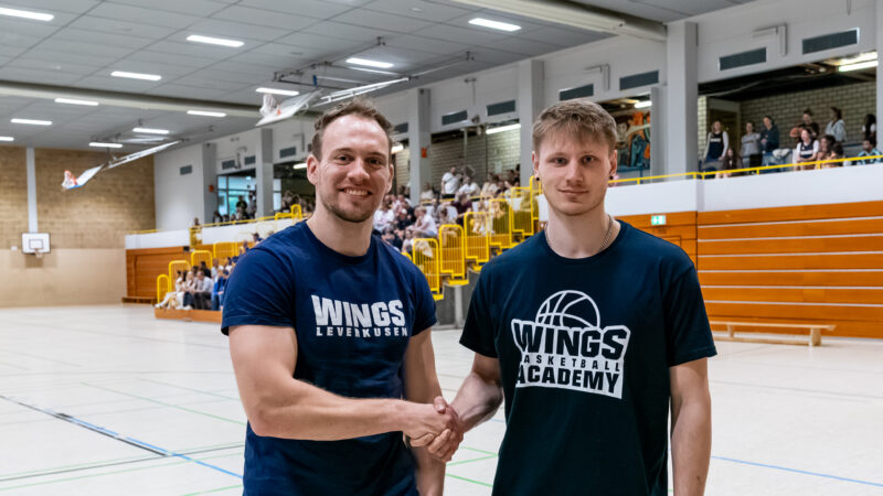 Kontinuität an der Seitenlinie: WINGS Leverkusen verlängern mit Patrick Reusch