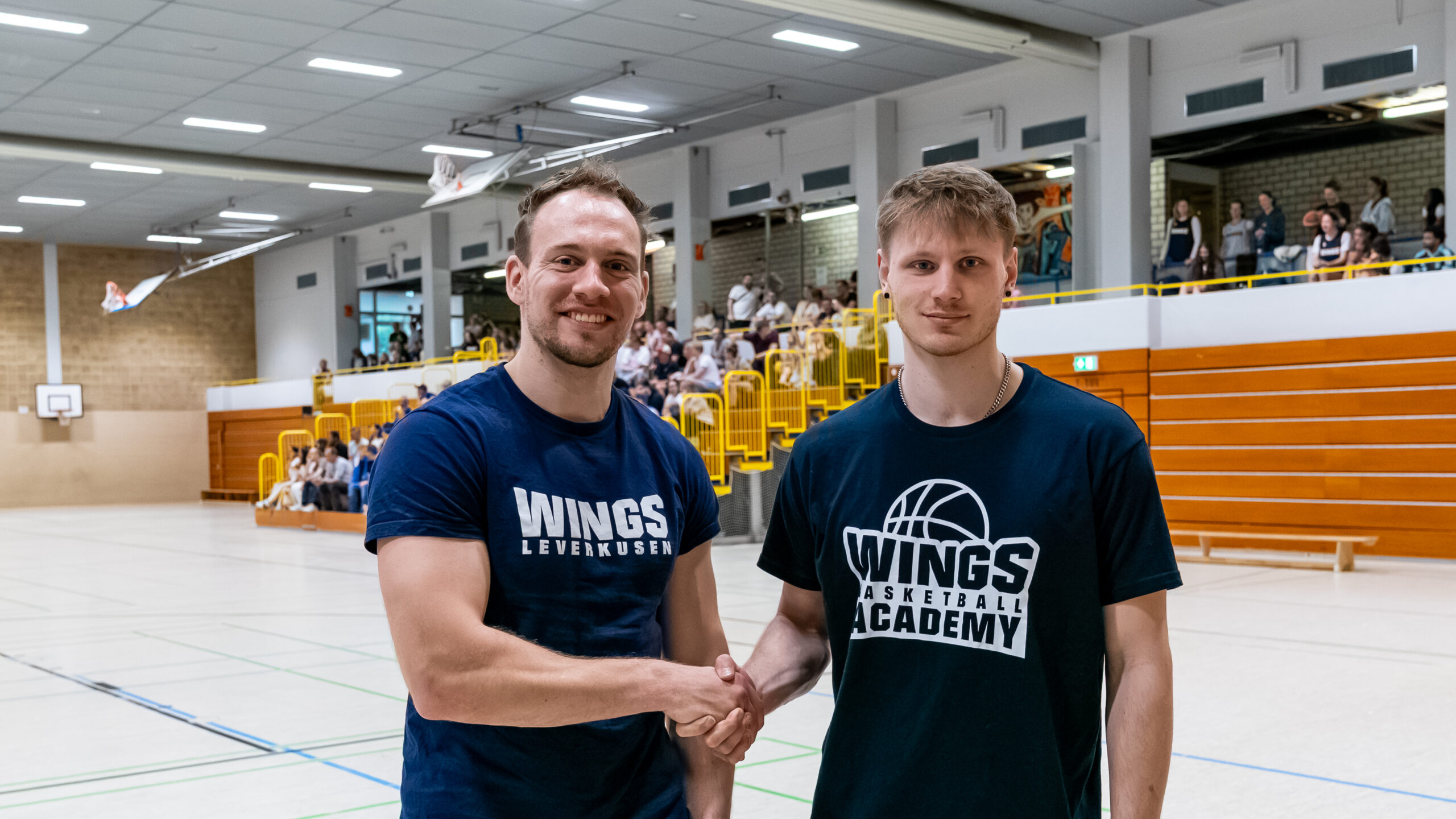 Kontinuität an der Seitenlinie: WINGS Leverkusen verlängern mit Patrick Reusch